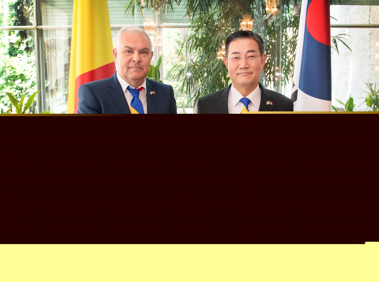 South Korean defense chief Shin Won-sik shakes hands with his Romanian counterpart Angel Tilvar on Wednesday during his trip to Romania. (South Korea’s Ministry of National Defense)