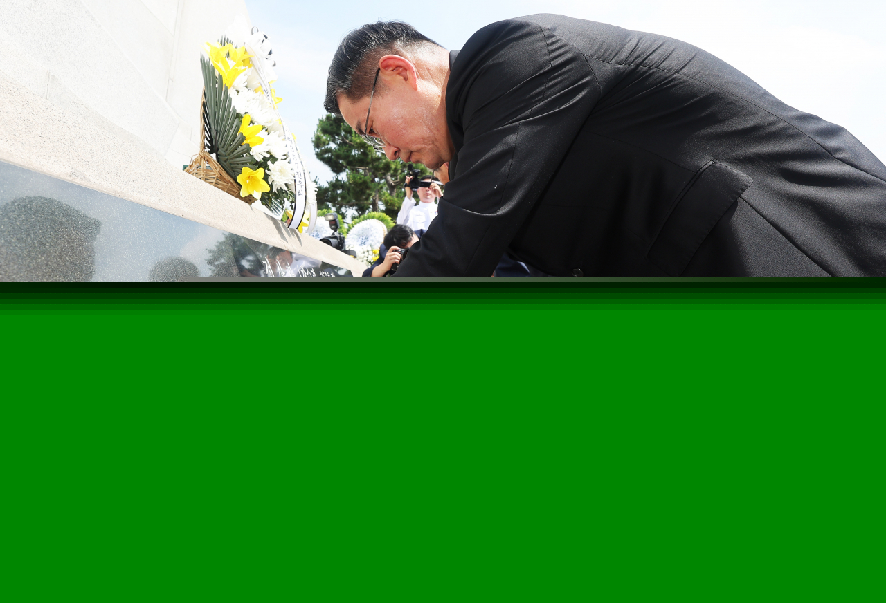 Defense Minister Shin Won-sik touches plaques depicting the faces of Navy sailors killed in the second Battle of Yeonpyeong during the ceremony for the 22nd anniversary of the inter-Korean naval skirmish held at the 2nd Fleet Command in Pyeongtaek, Gyeonggi Province, on Saturday. (Yonhap)