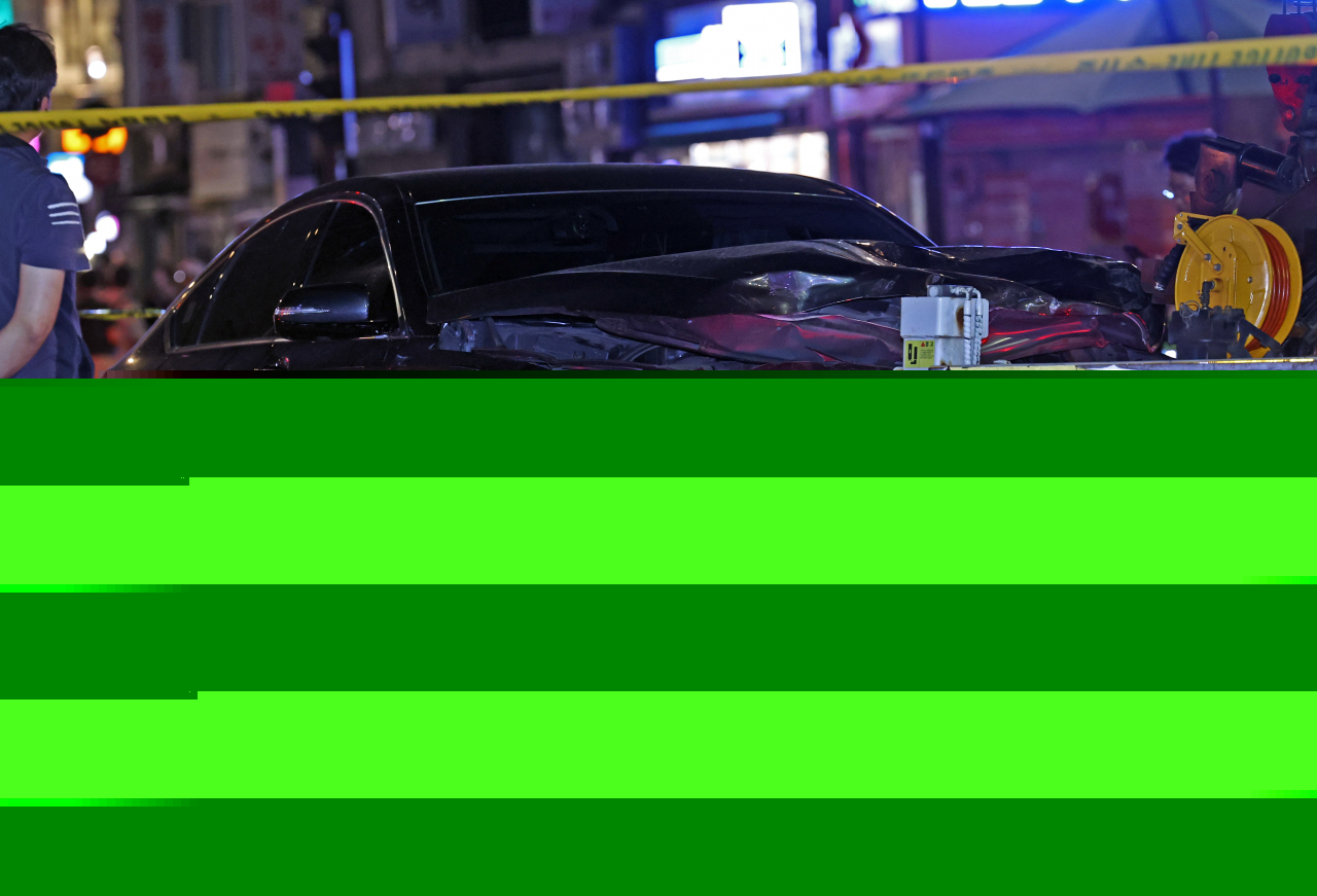 A vehicle involved in a fatal crash near Seoul City Hall on July 1, which resulted in multiple deaths and injuries, is towed from the scene. The driver insisted that the car accelerated uncontrollably. (Newsis)