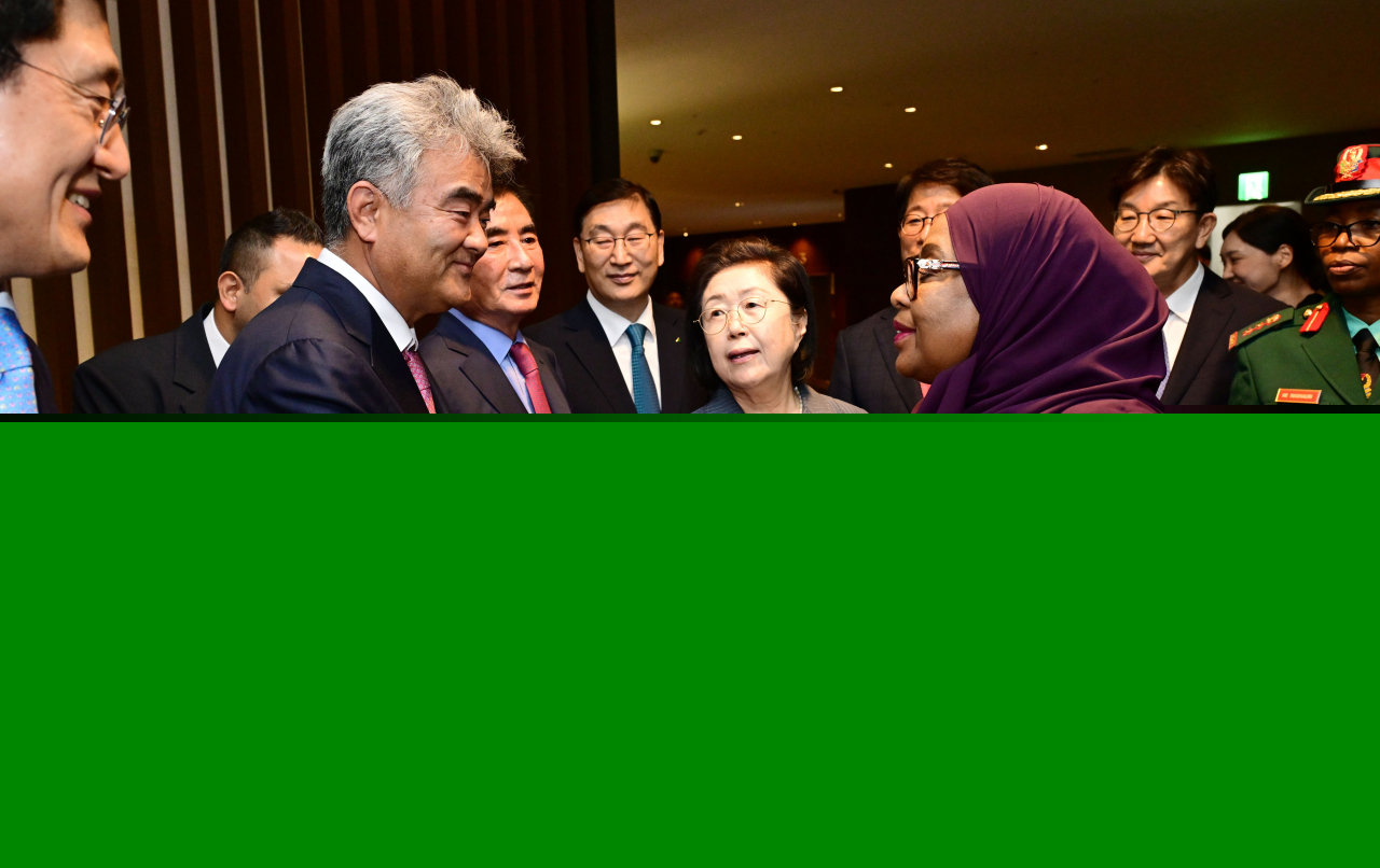 Tanzanian President Samia Suluhu Hassan(first from right) exchanges greetings with Daewoo Engineering & Construction Chairman Jung Won-ju (first from left), who doubles as chairman of Herald Media Group at a meeting held at JW Marriott Hotel Seoul in Seocho District, Seoul on June 2. (Sanjay Kumar/The Korea Herald)