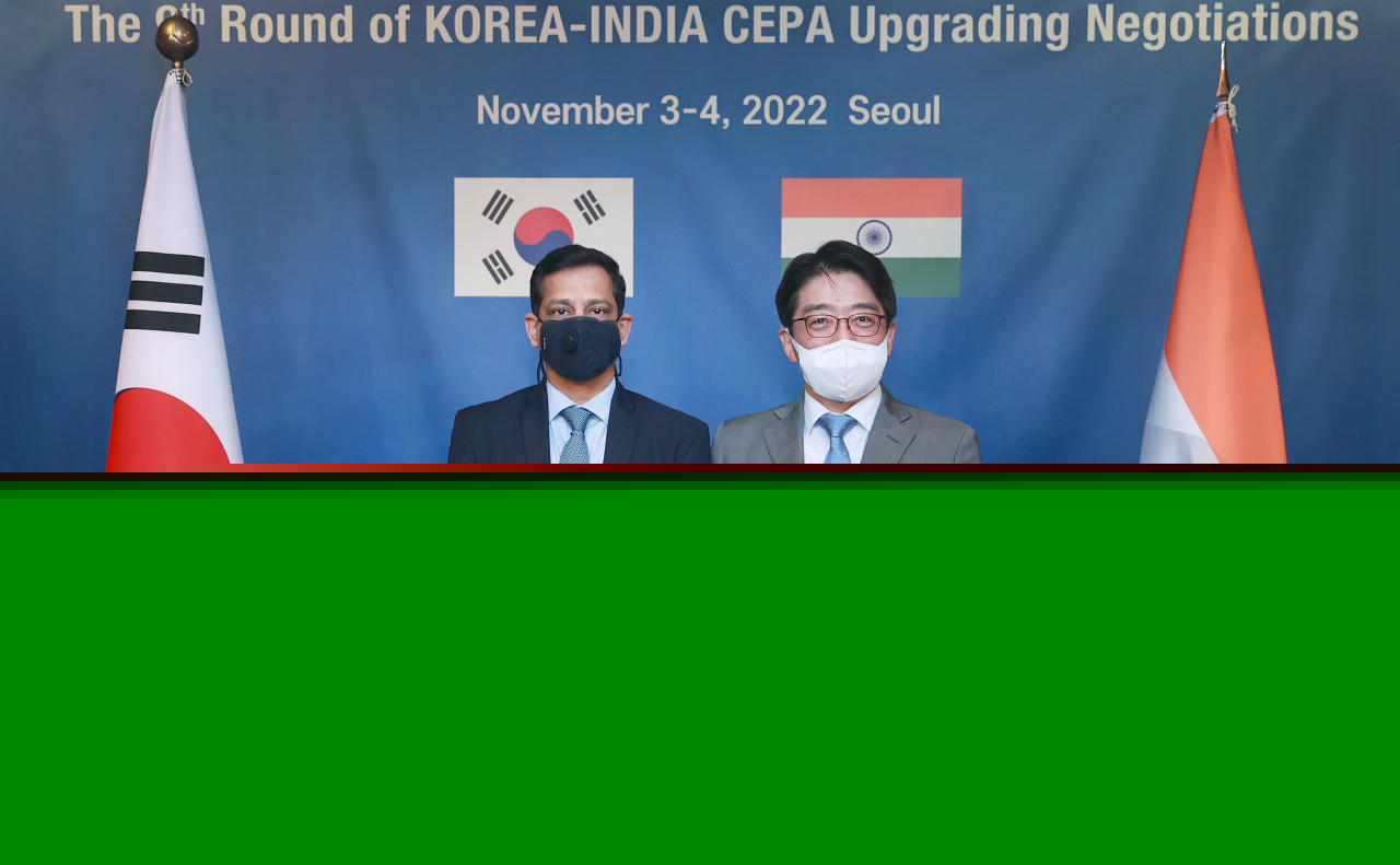This file photo taken in Seoul on Nov. 3, 2022 shows Yang Gi-uk (R), who then served as the director general of FTA negotiations, and his counterpart, Anant Swarup. (The Ministry of Trade, Industry and Energy)