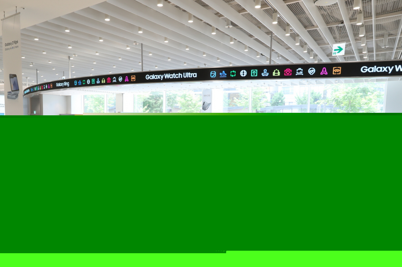 Visitors try out devices at the Galaxy Studio Experience zone at the Samsung store in Hongdae, western Seoul. (Samsung Electronics)