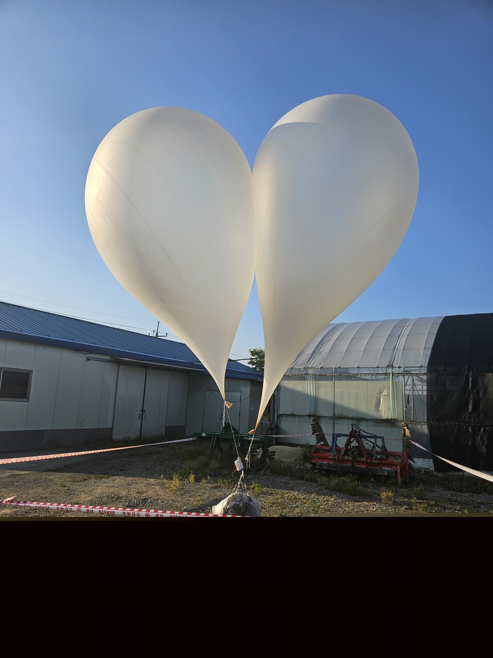 Balloons carrying trash presumably from North Korea are found in Paju, Gyeonggi Province on May 29. (Newsis)