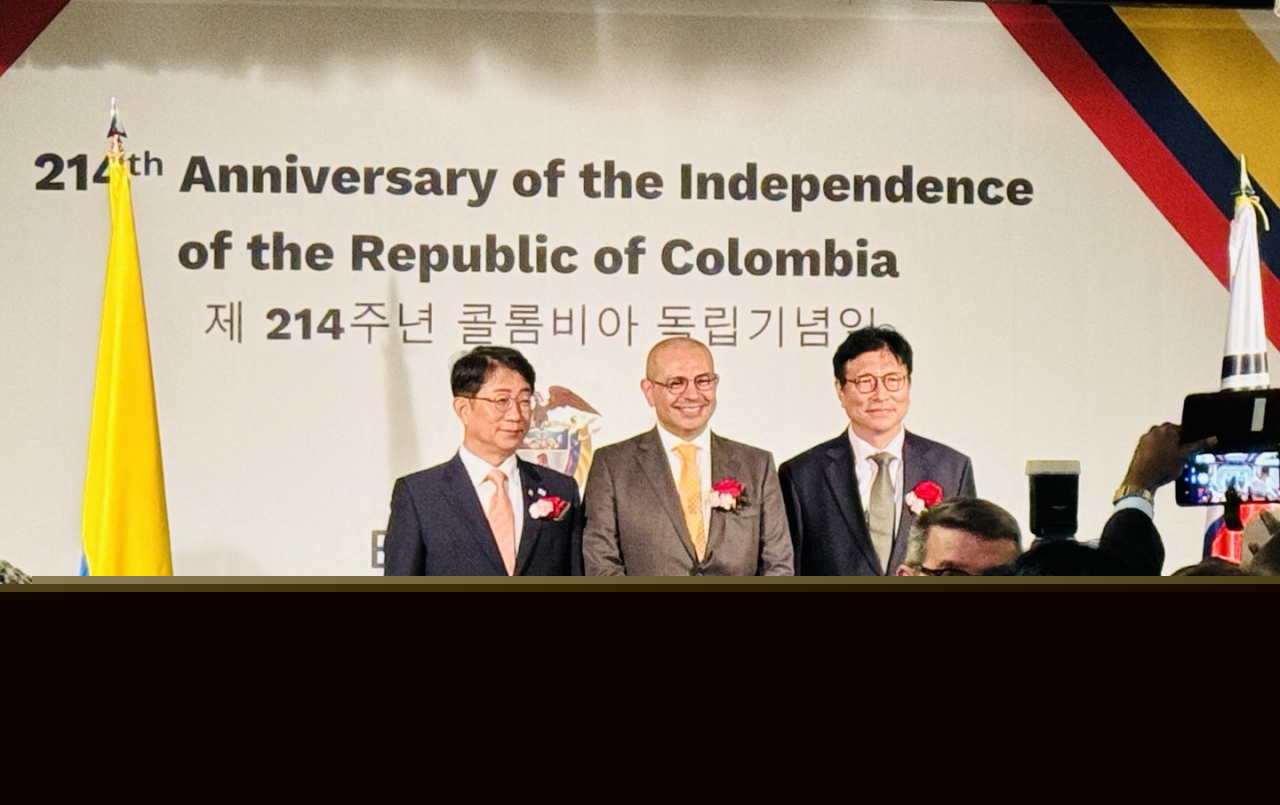 Colombian Ambassador to Korea Alejandro Pelaez Rodriguez(center), Minister of Land, Infrastructure, and Transport Park Sang-woo(first from left) andDo Sung-hoon, Superintendent of Incheon Metropolitan City Education pose for a group photo at Colombia's 214th Independence Day celebrations at Four Seasons Hotel in Jongno-gu, Seoul on Monday. (Sanjay Kumar/ The Korea Herald)
