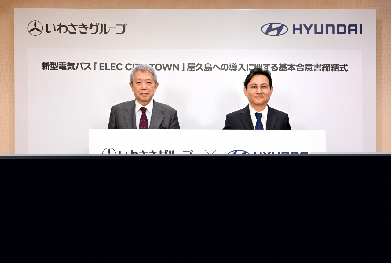 Yoshitaro Iwasaki (left), CEO of the Iwasaki Group, and Cho Won-sang (right), CEO of Hyundai Mobility Japan, pose for a photo during the letter of intent signing ceremony held last Thursday at the Imperial Hotel in Tokyo. (Hyundai Motor Company)