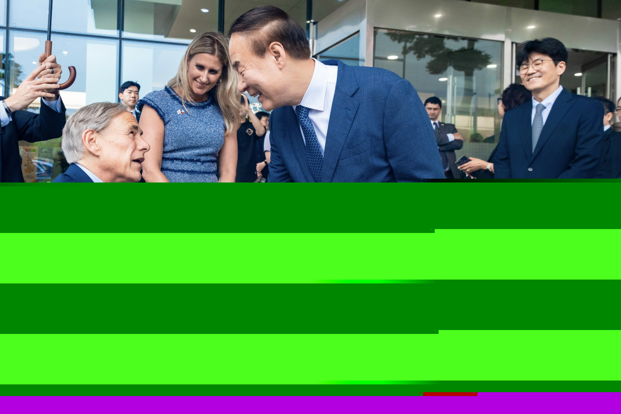 Texas Gov. Greg Abbott (left) and Samsung Electronics Vice Chairman Jun Young-hyun shake hands at the tech giant's semiconductor manufacturing facility in Pyeongtaek, Gyeonggi Province, on July 9. (Office of the Texas Governor)