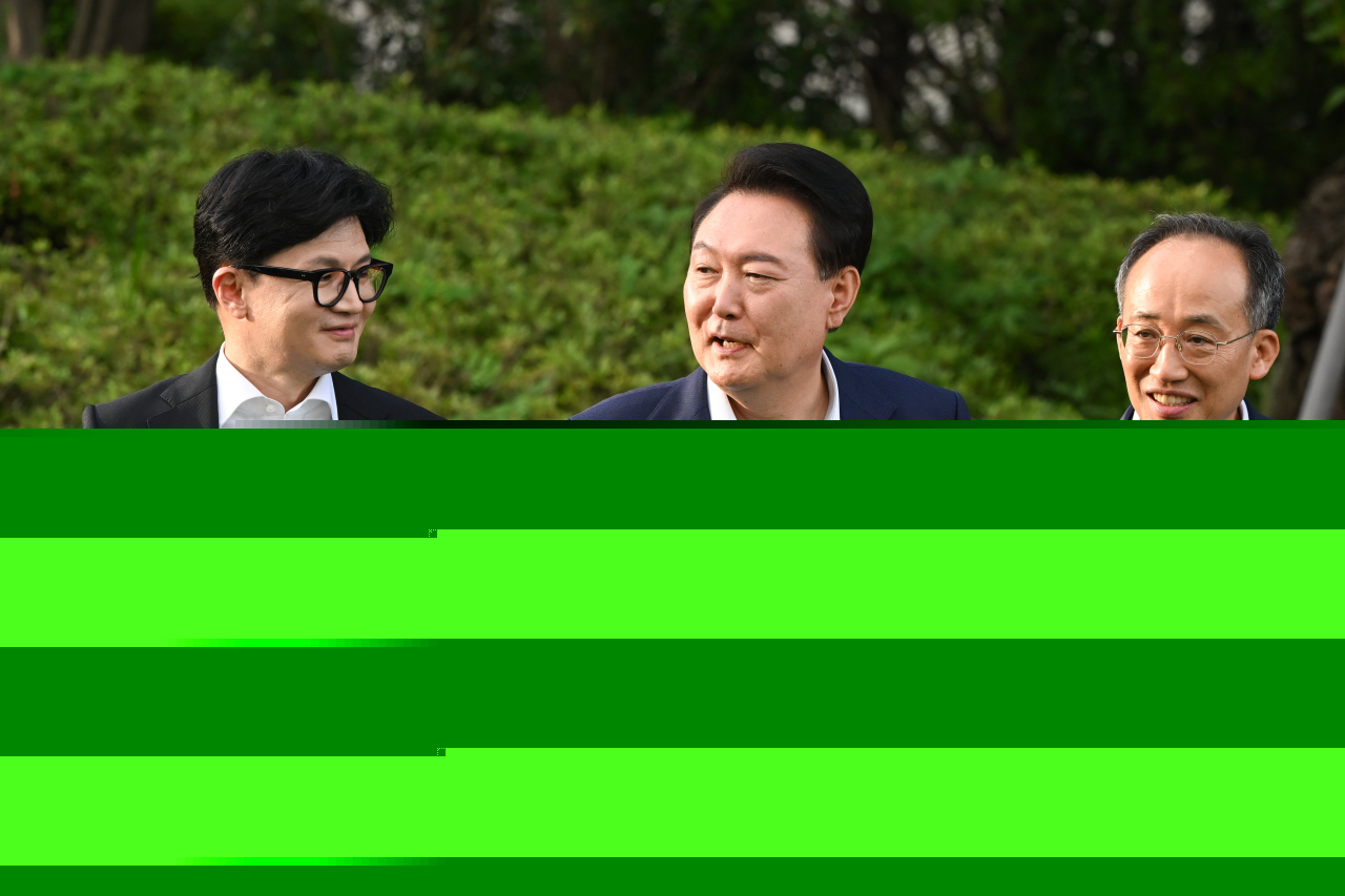 President Yoon Suk Yeol (second from left), People Power Party Chair Han Dong-hoon (left) and the party's floor leader Rep. Choo Kyung-ho pose for a photo before a dinner party hosted by Yoon in Yongsan-gu, Seoul on Wednesday. (Presidential office)