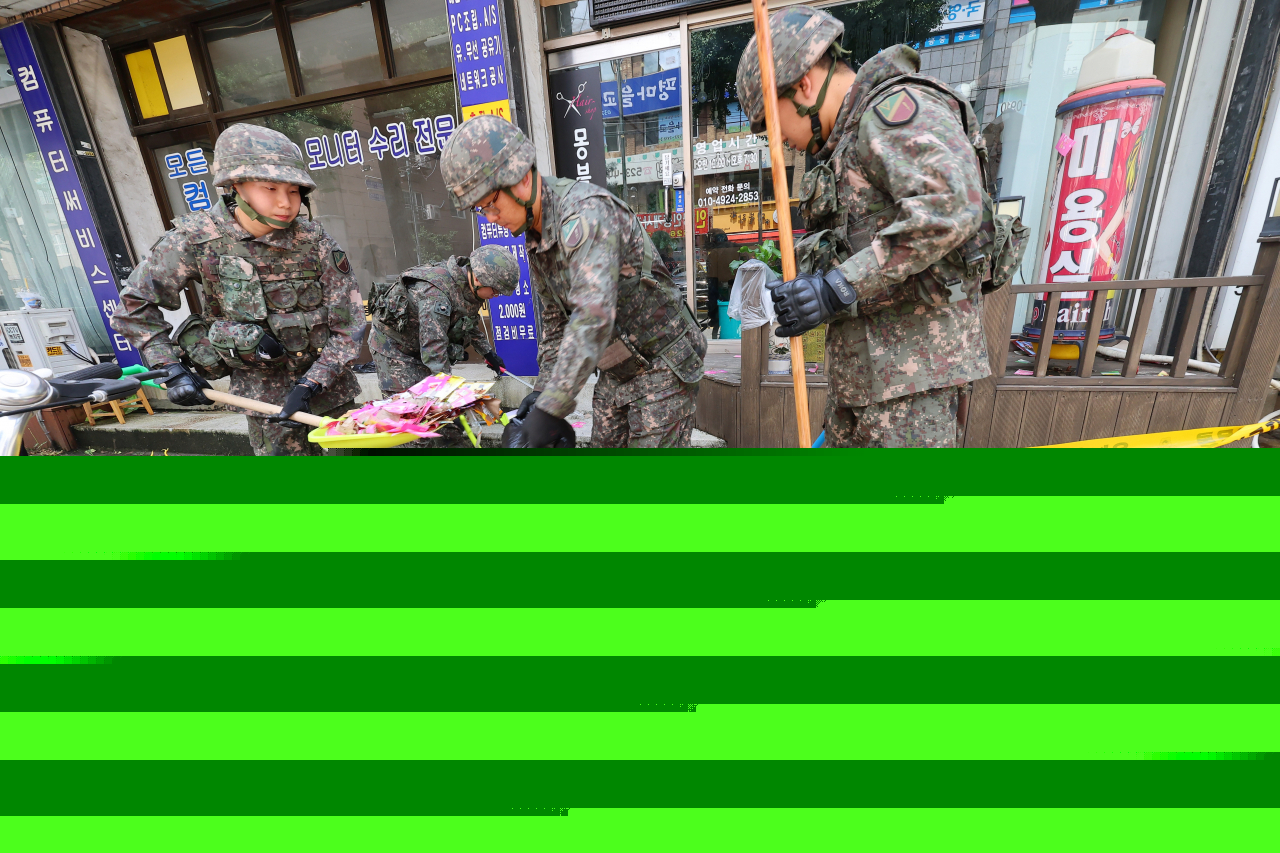 Soldiers collect waste carried via North Korean balloons that was sent to Bupyeong-gu, Incheon on Wednesday. (Yonhap)