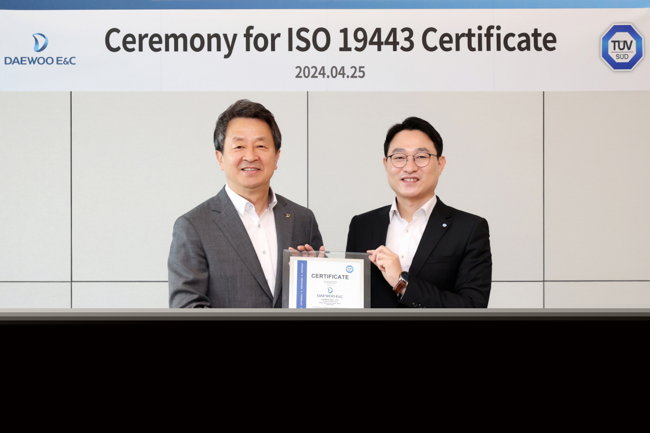 Daewoo Engineering & Construction CEO Baek Jeong-wan (left) poses for a photo to celebrate the builder's winning the ISO 19443 certification in April this year. This certification, issued by the European global certification body TUV SUD, is a prerequisite for nuclear equipment and service supply in major European countries. (Daewoo E&C)