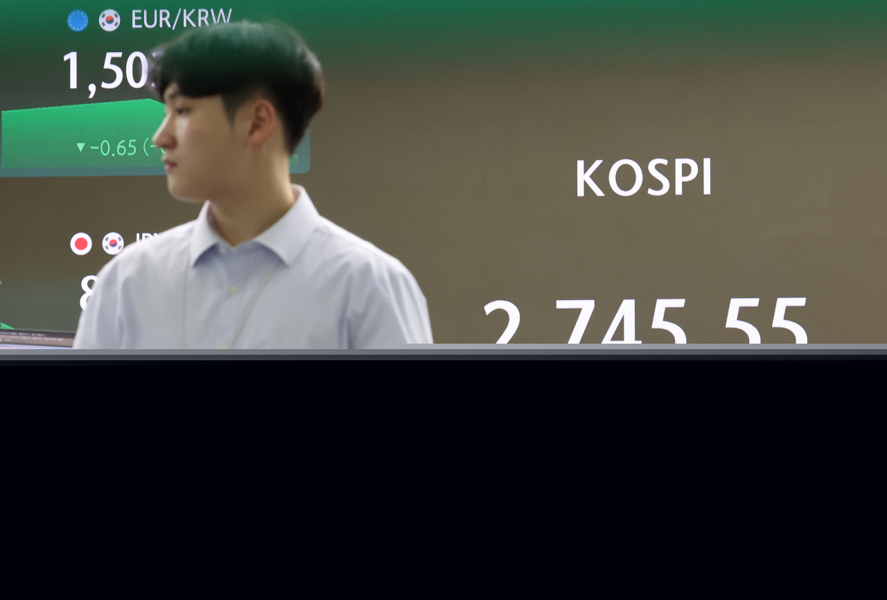 An electronic board showing the Korea Composite Stock Price Index at a dealing room of the Hana Bank headquarters in Seoul on Monday. (Yonhap)