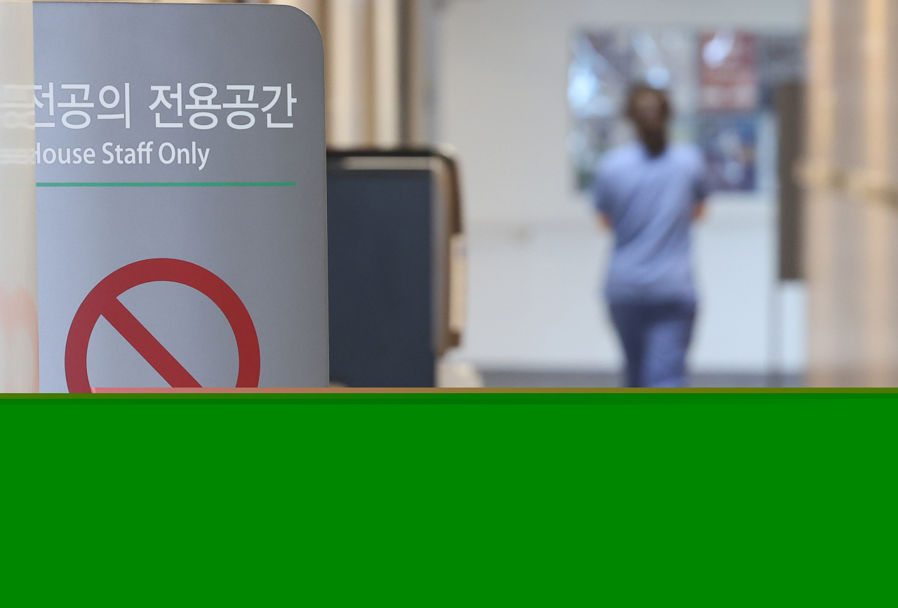 A medical staff walks down the hallway of a Seoul hospital, July 14. (Yonhap)