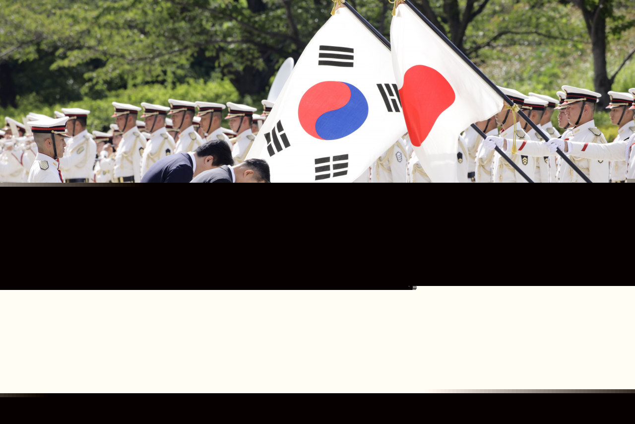 South Korean Defense Minister Shin Won-sik (right) receives the guard of honor with Japanese Defense Minister Minoru Kihara (left) ahead of their bilateral meeting at the Defense Ministry in Tokyo, Japan on Sunday. (Pool via EPA)
