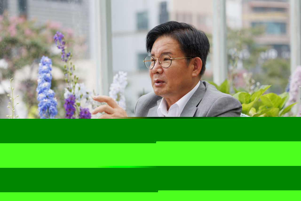 Park Gang-su, head of the Mapo-gu Office, Seoul, explains his plans to make Mapo-gu a hotspot for tourists from overseas during an interview with The Korea Herald at a cafe in Mapo-gu, July 9. (Mapo-gu Office)