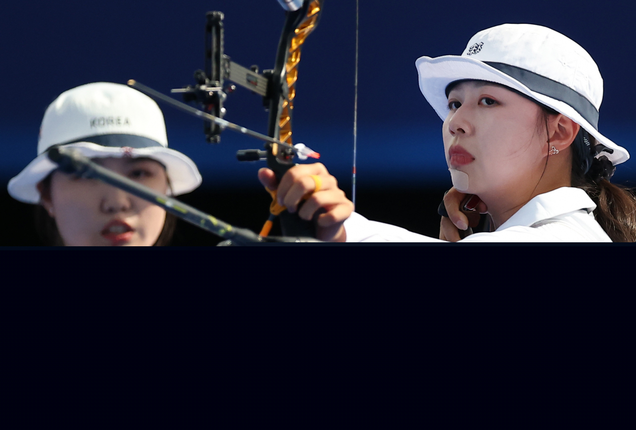 Lim Si-hyeon (right) of the South Korean women's archery team competes during the finals of the women's team event Sunday at the Paris Olympics. (Yonhap)