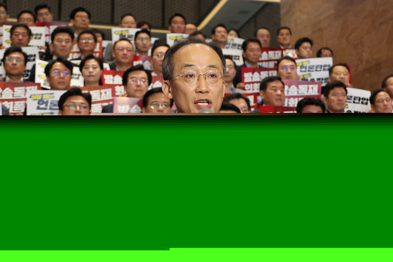 People Power Party Floor Leader Rep. Choo Kyung-ho and ruling party lawmakers behind him protests the opposition-led National Assembly's move to pass four contentious broadcasting bills, in a rally at the Assembly in western Seoul on Tuesday. (Yonhap)