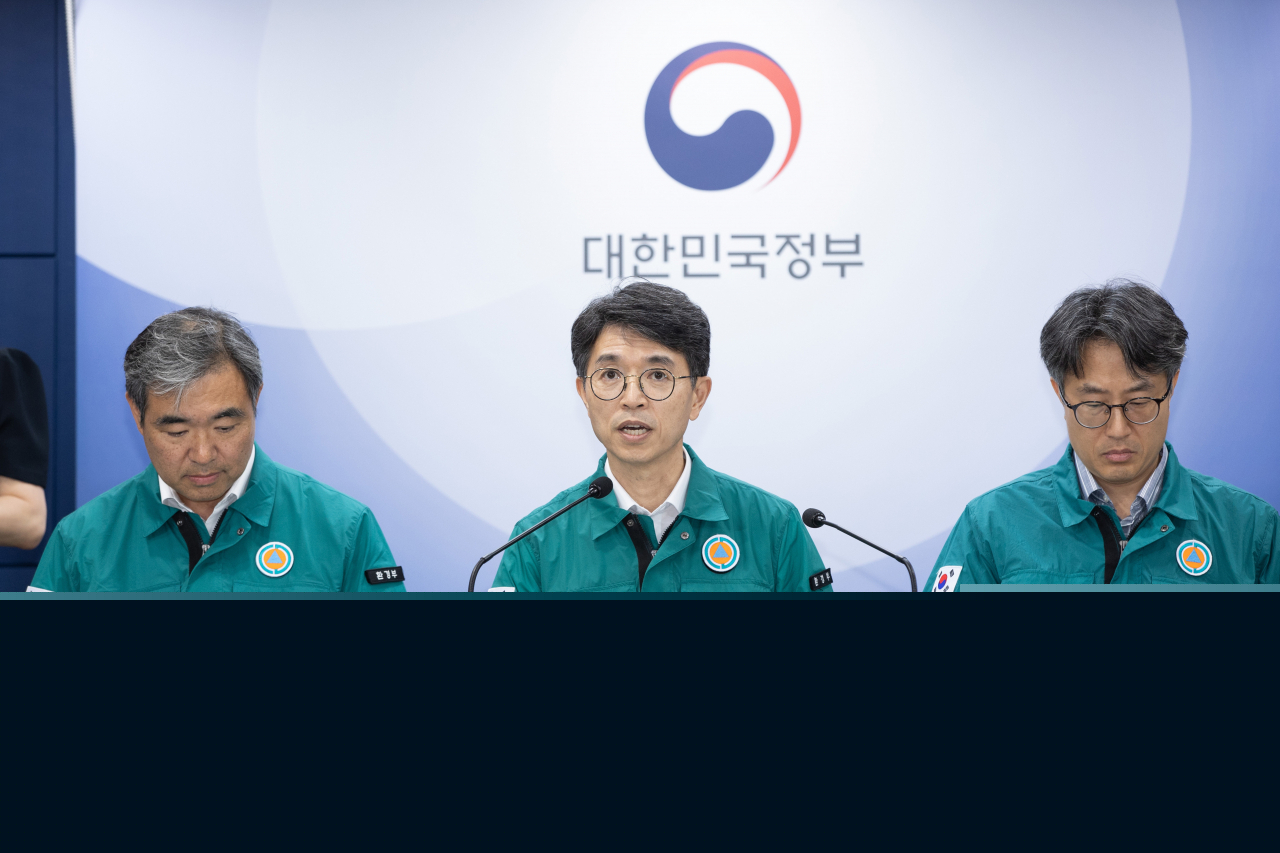 Environment Minister Kim Wan-sup (center) speaks during a press conference on the ministry’s proposal to build 14 new “climate-responsive” dams nationwide at Government Complex Seoul, Tuesday. (Ministry of Environment)