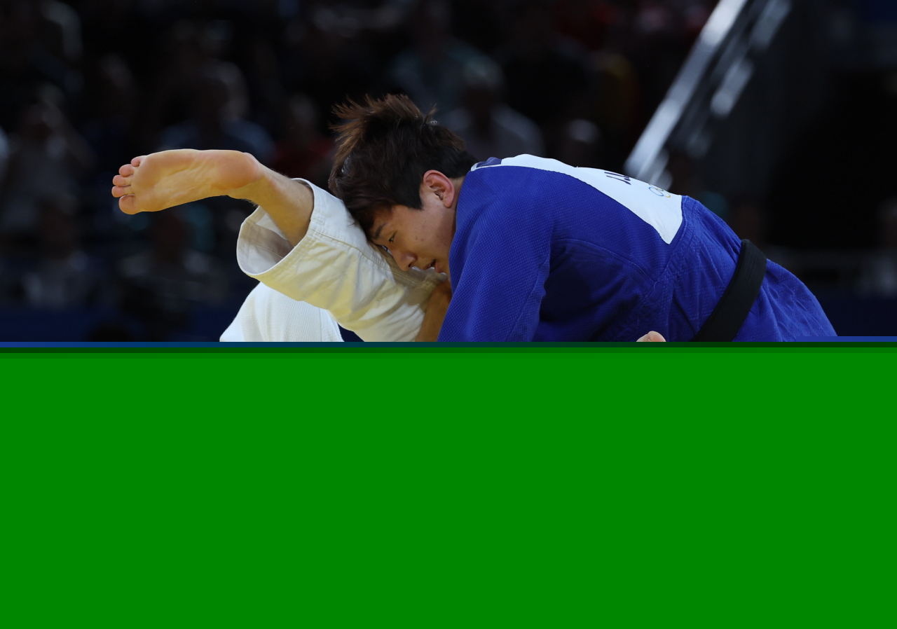 Lee Joon-hwan of South Korea (right) battles Matthias Casse of Belgium in the bronze medal match of the men's -81-kilogram judo event at the Paris Olympics at Champ-de-Mars Arena in Paris on Tuesday. (Yonhap)