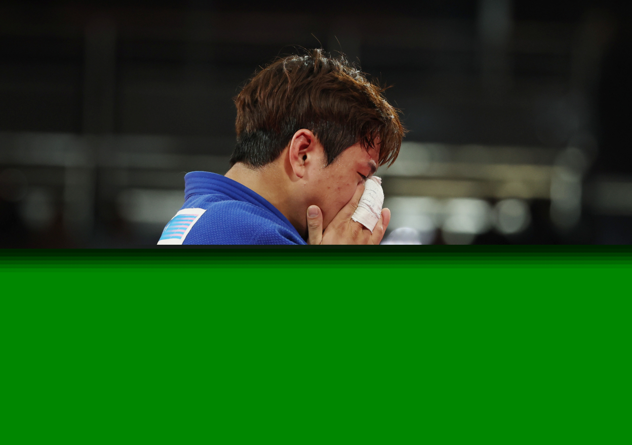 Lee Joon-hwan of South Korea reacts to his win over Matthias Casse of Belgium in the bronze medal match of the men's -81-kilogram judo event at the Paris Olympics at Champ-de-Mars Arena in Paris on Tuesday. (Yonhap)